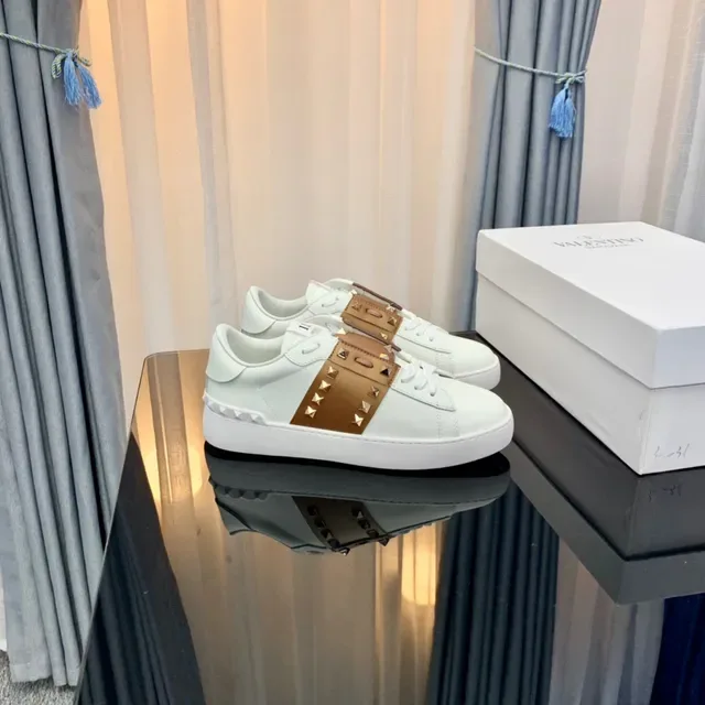 Valentino Rockstud सफेद और टैन स्टडेड लाइफस्टाइल स्नीकर 6