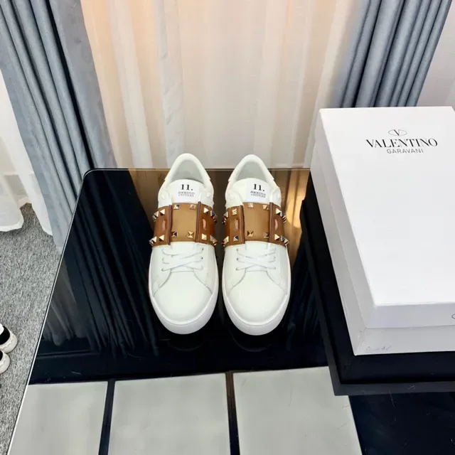 Valentino Rockstud सफेद और टैन स्टडेड लाइफस्टाइल स्नीकर 7