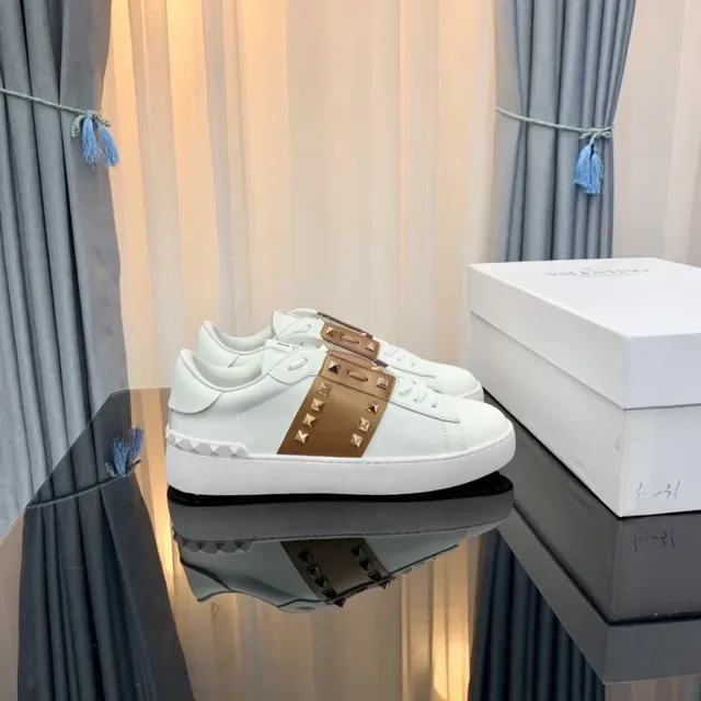 Valentino Rockstud सफेद और टैन स्टडेड लाइफस्टाइल स्नीकर 8