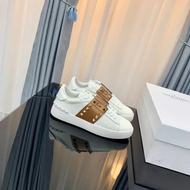 Valentino Rockstud सफेद और टैन स्टडेड लाइफस्टाइल स्नीकर 9