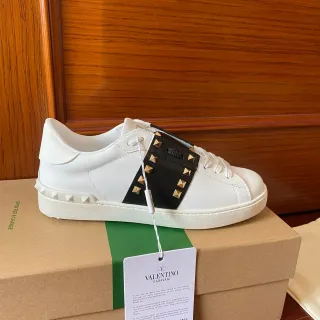Valentino Rockstud सफेद चमड़ा काला स्टड स्ट्रैप लाइफस्टाइल स्नीकर