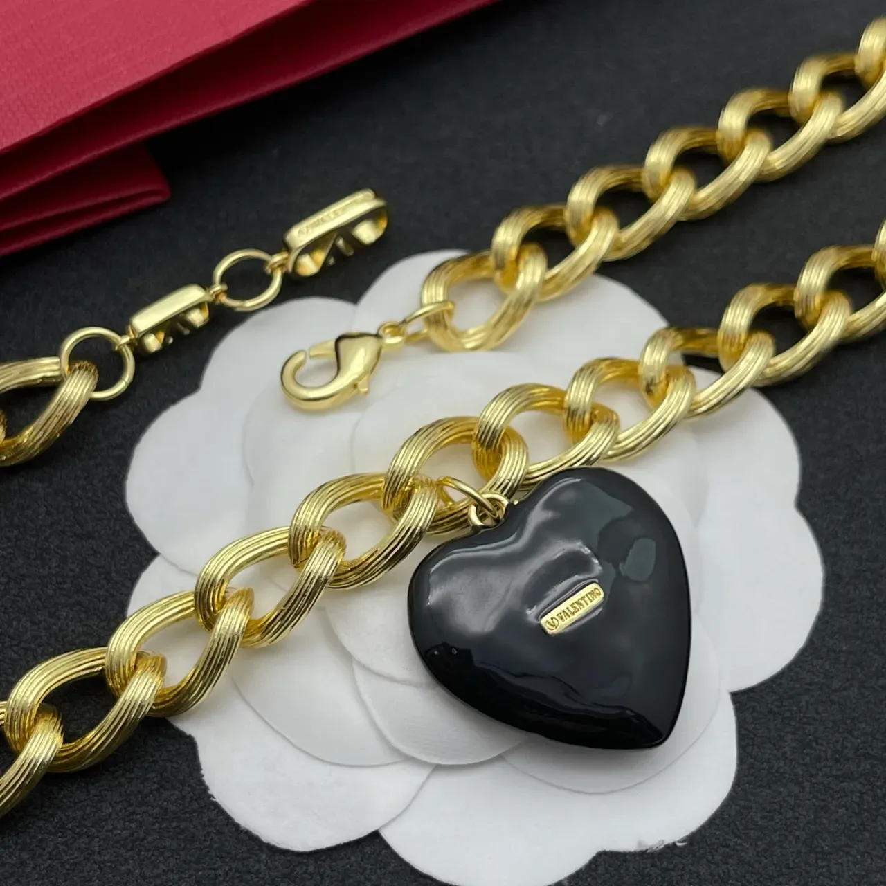 Valentino VLogo হার্ট কালো এবং সোনালি চেইন নেকলেস 3