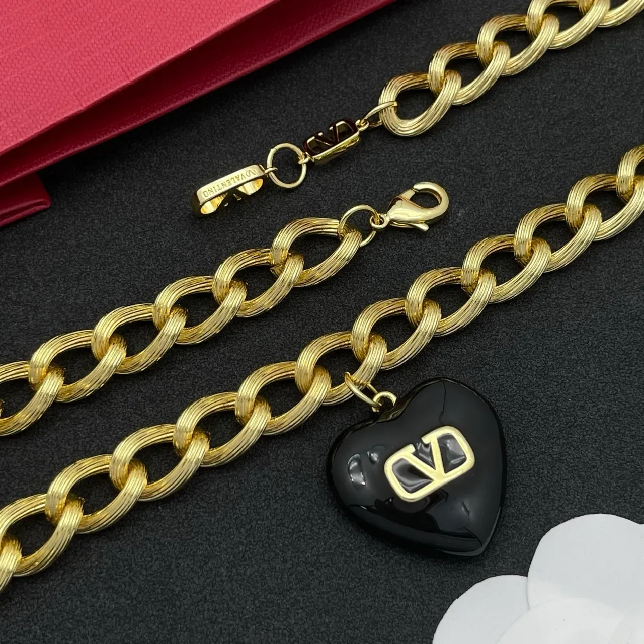 Valentino VLogo হার্ট কালো এবং সোনালি চেইন নেকলেস 4