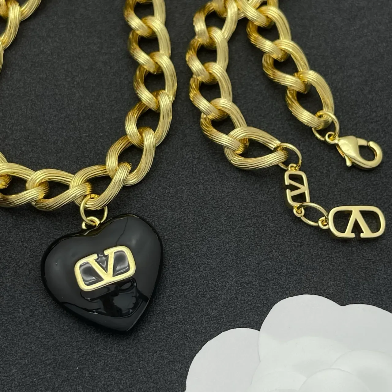 Valentino VLogo হার্ট কালো এবং সোনালি চেইন নেকলেস 5