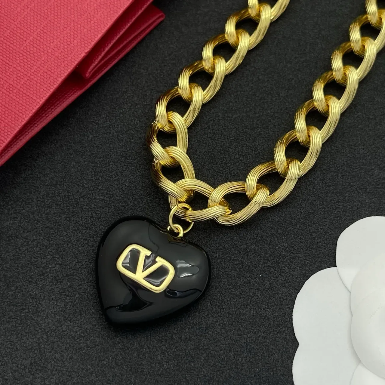 Valentino VLogo হার্ট কালো এবং সোনালি চেইন নেকলেস 6