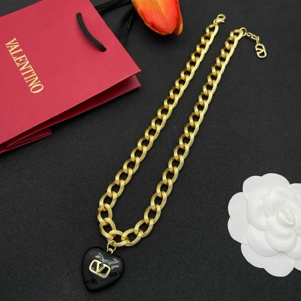 Valentino VLogo হার্ট কালো এবং সোনালি চেইন নেকলেস 7