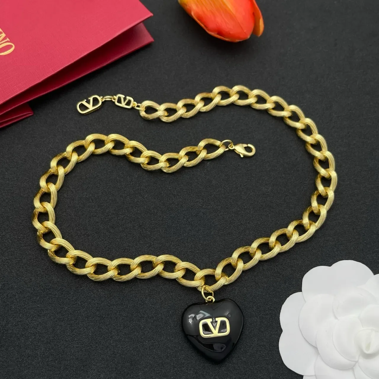 Valentino VLogo হার্ট কালো এবং সোনালি চেইন নেকলেস 8