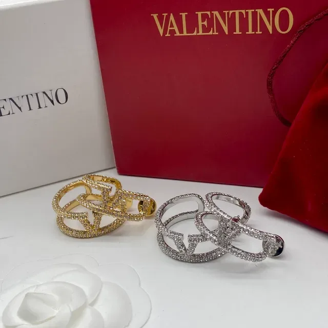 Valentino VLTN Pavé Crystal 开放 V 形 圆环耳环 8