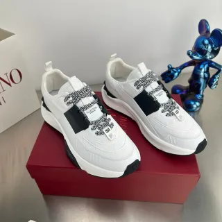Valentino Branco e Preto Tênis Chunky com Sola de Plataforma e Acento de Cinta Estilo de Vida
