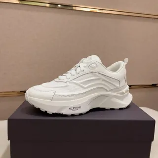 Valentino सादा একরঙা স্কাল্প্টেড সোল চংকি স্নিকার্স