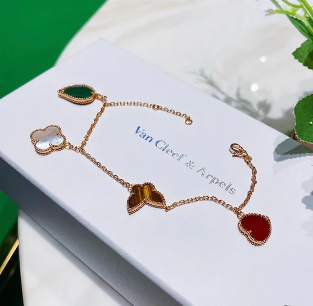 Van Cleef & Arpels जादुई अल्हांब्रा चार आकर्षण सोने का कंगन 2