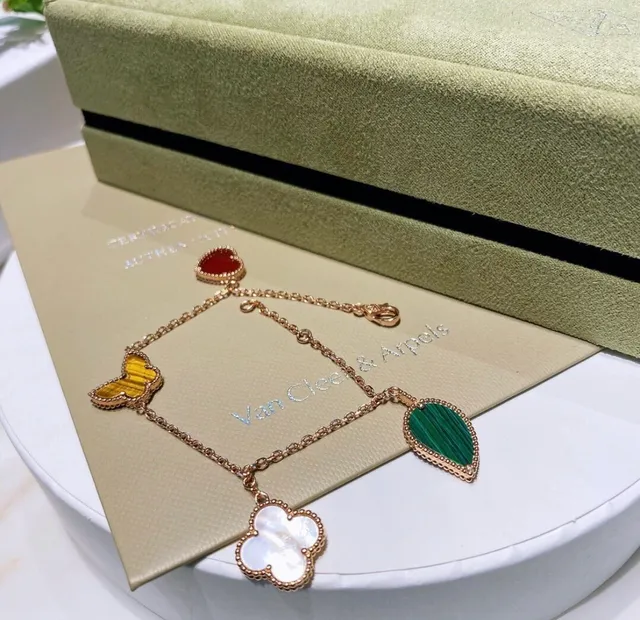 Van Cleef & Arpels जादुई अल्हांब्रा चार आकर्षण सोने का कंगन 3