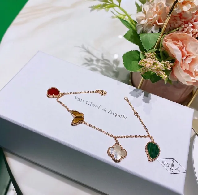 Van Cleef & Arpels जादुई अल्हांब्रा चार आकर्षण सोने का कंगन 4