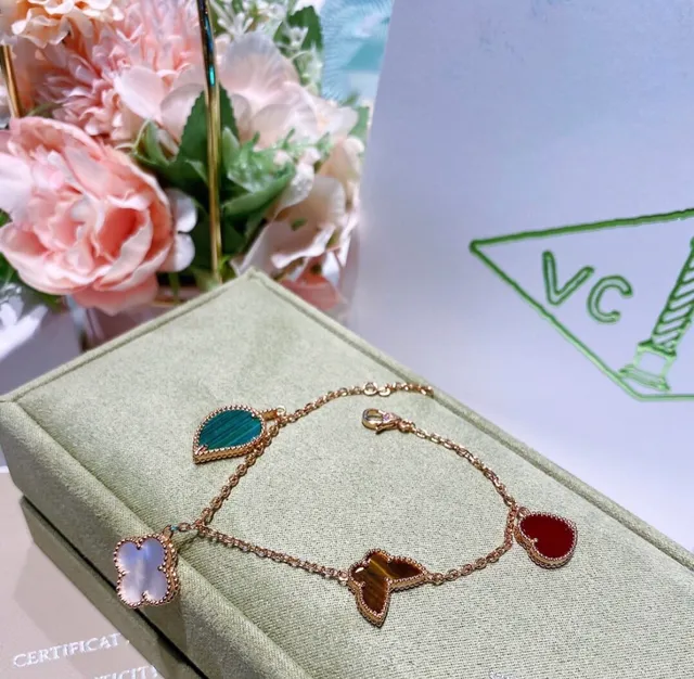 Van Cleef & Arpels जादुई अल्हांब्रा चार आकर्षण सोने का कंगन 5