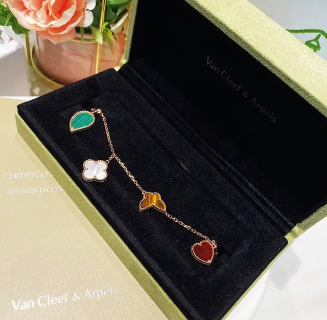 Van Cleef & Arpels जादुई अल्हांब्रा चार आकर्षण सोने का कंगन 6