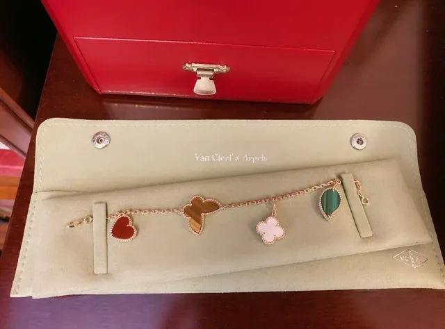 Van Cleef & Arpels जादुई अल्हांब्रा चार आकर्षण सोने का कंगन 7