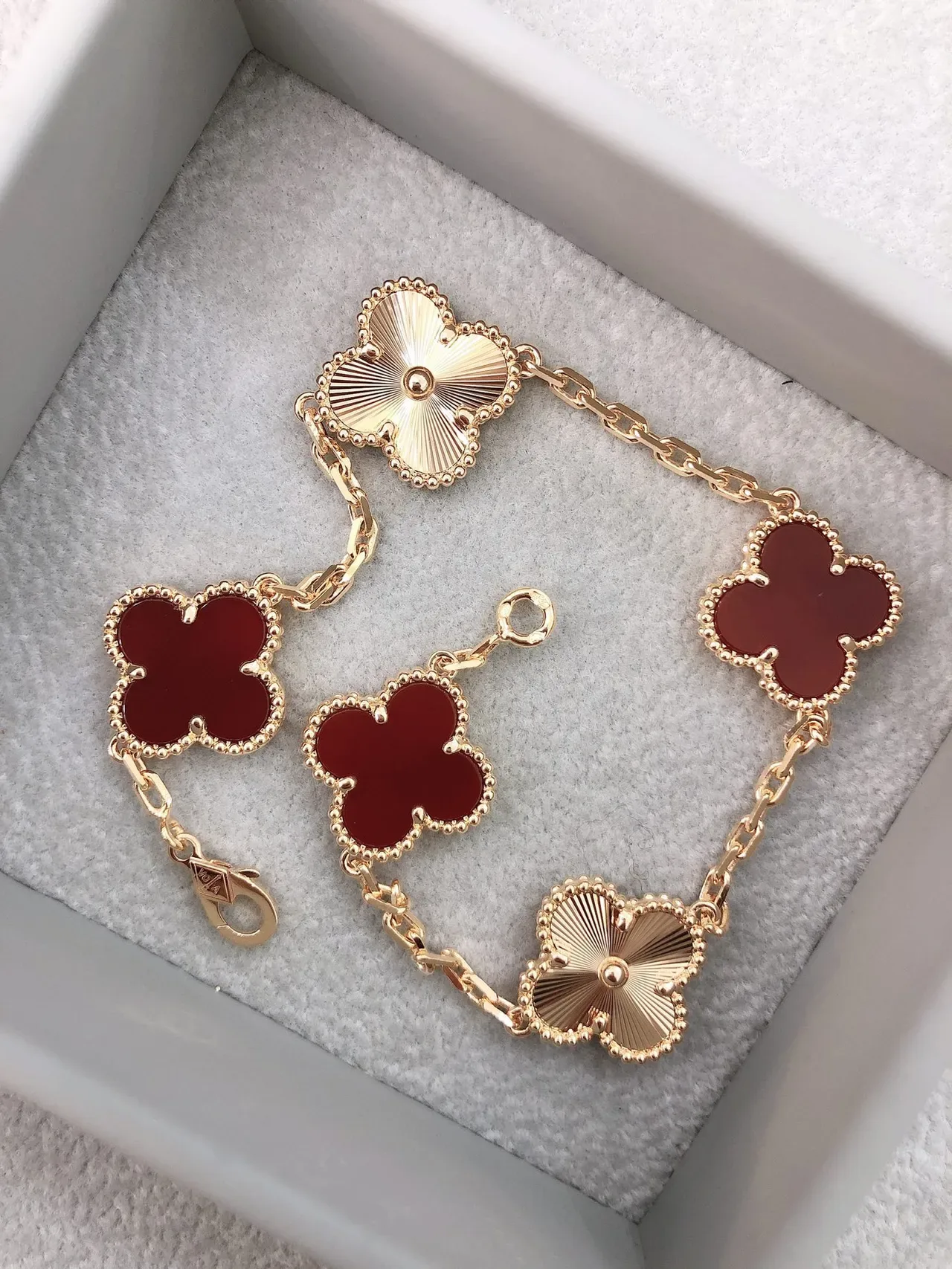 Van Cleef & Arpels Alhambra पाँच मोटिफ लाल और सोने का एनामेल ब्रेसलेट 2