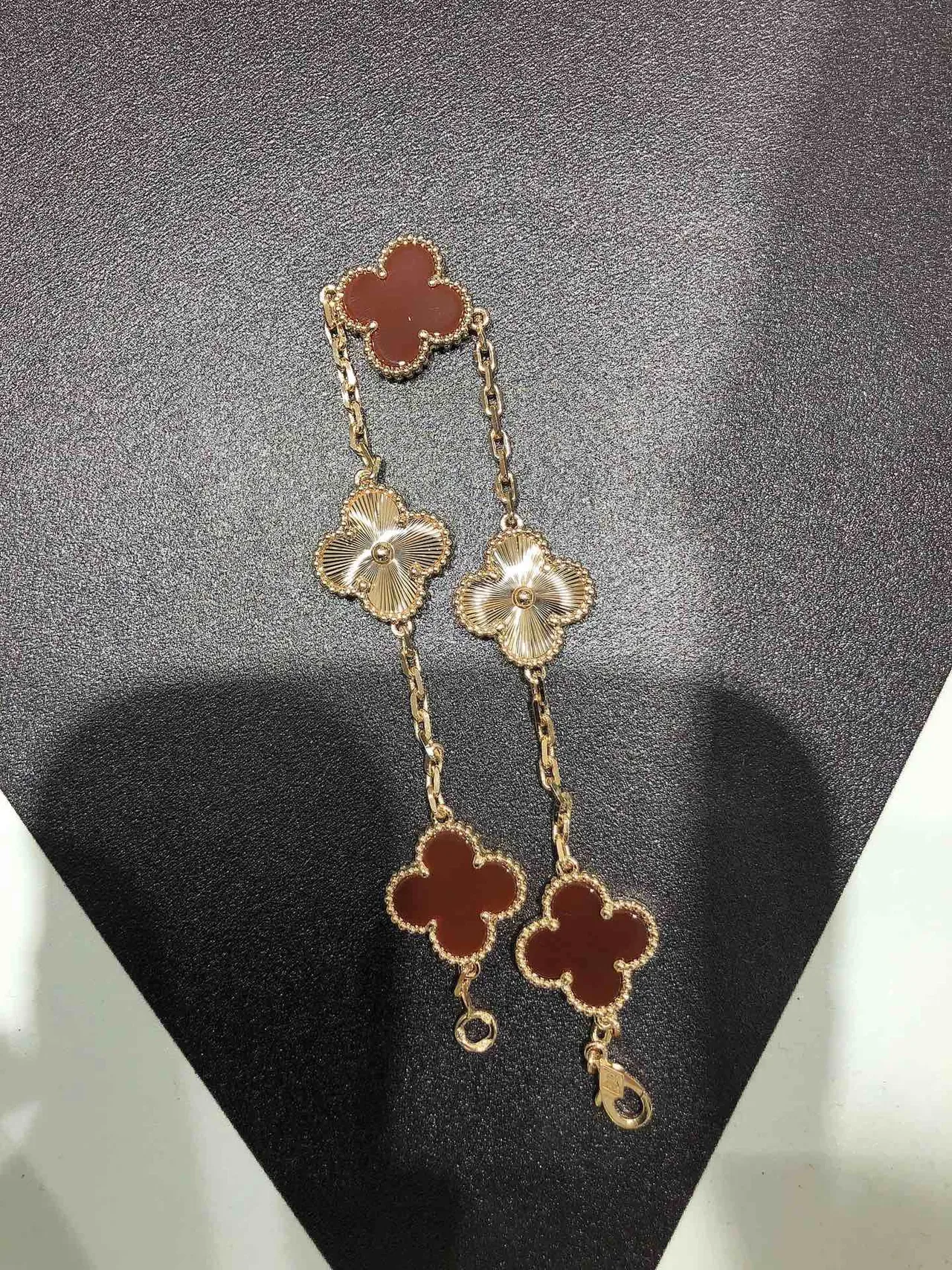 Van Cleef & Arpels Alhambra पाँच मोटिफ लाल और सोने का एनामेल ब्रेसलेट 3