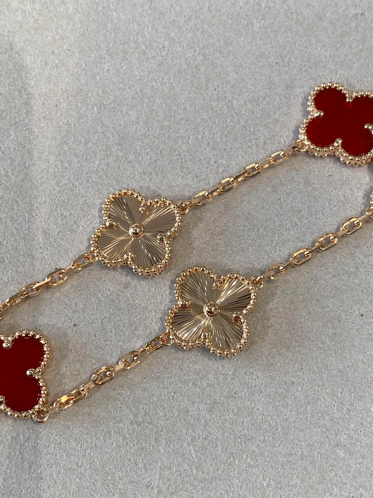 Van Cleef & Arpels Alhambra पाँच मोटिफ लाल और सोने का एनामेल ब्रेसलेट 5