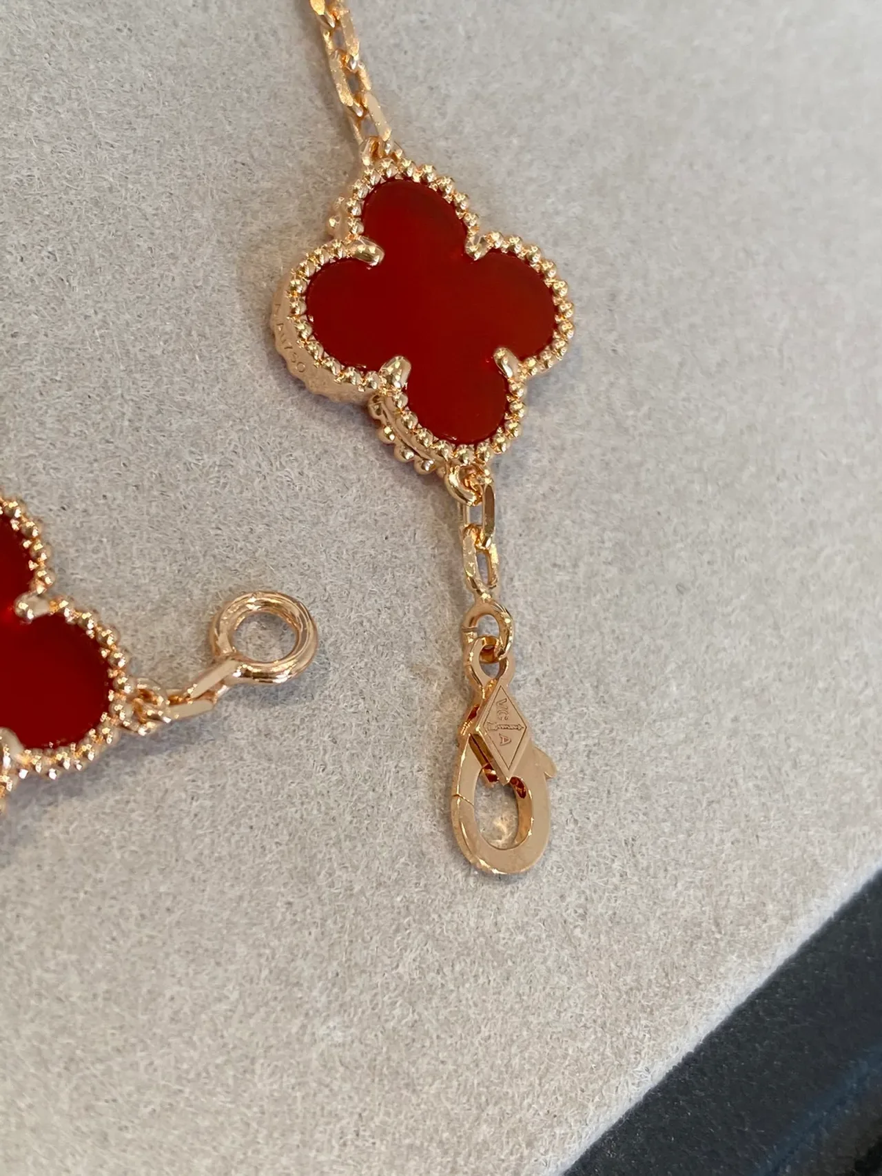 Van Cleef & Arpels Alhambra पाँच मोटिफ लाल और सोने का एनामेल ब्रेसलेट 6
