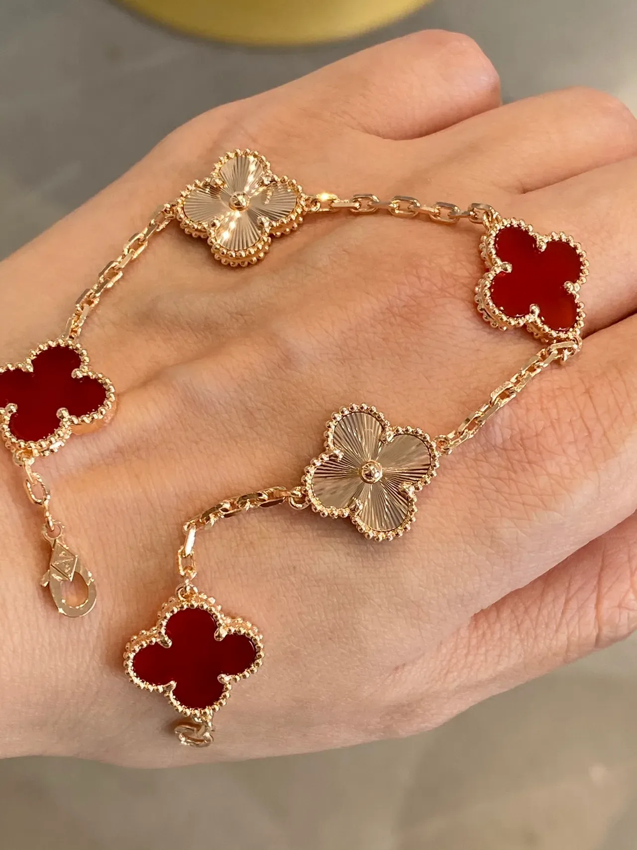 Van Cleef & Arpels Alhambra पाँच मोटिफ लाल और सोने का एनामेल ब्रेसलेट 7