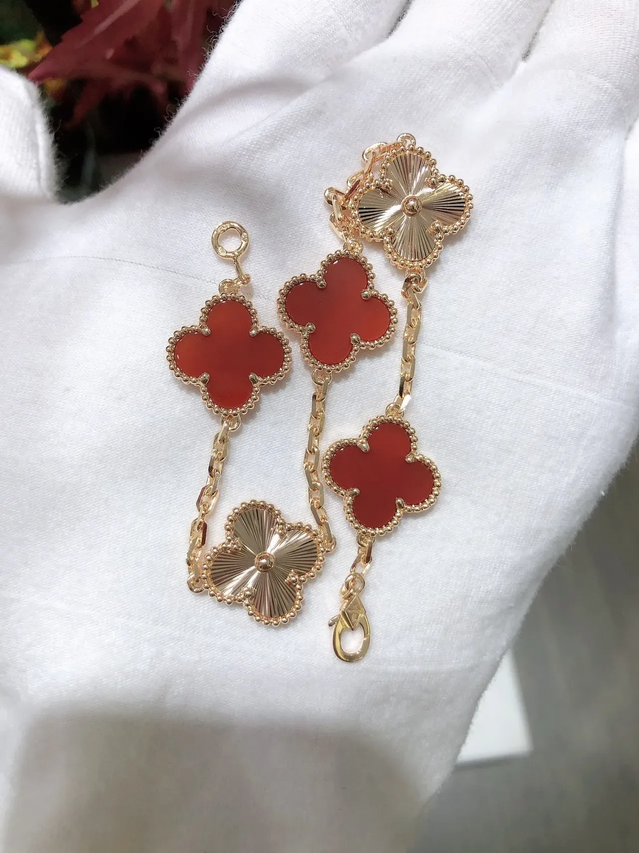 Van Cleef & Arpels Alhambra पाँच मोटिफ लाल और सोने का एनामेल ब्रेसलेट 8