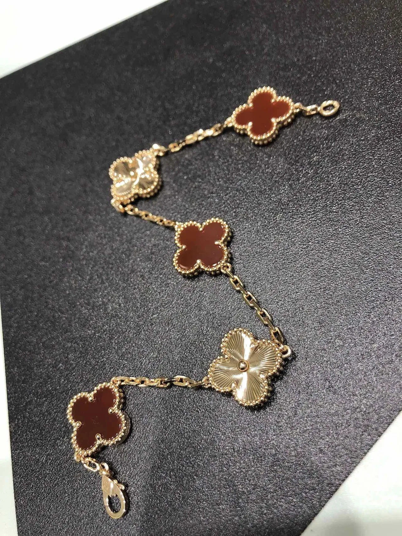 Van Cleef & Arpels Alhambra पाँच मोटिफ लाल और सोने का एनामेल ब्रेसलेट 9
