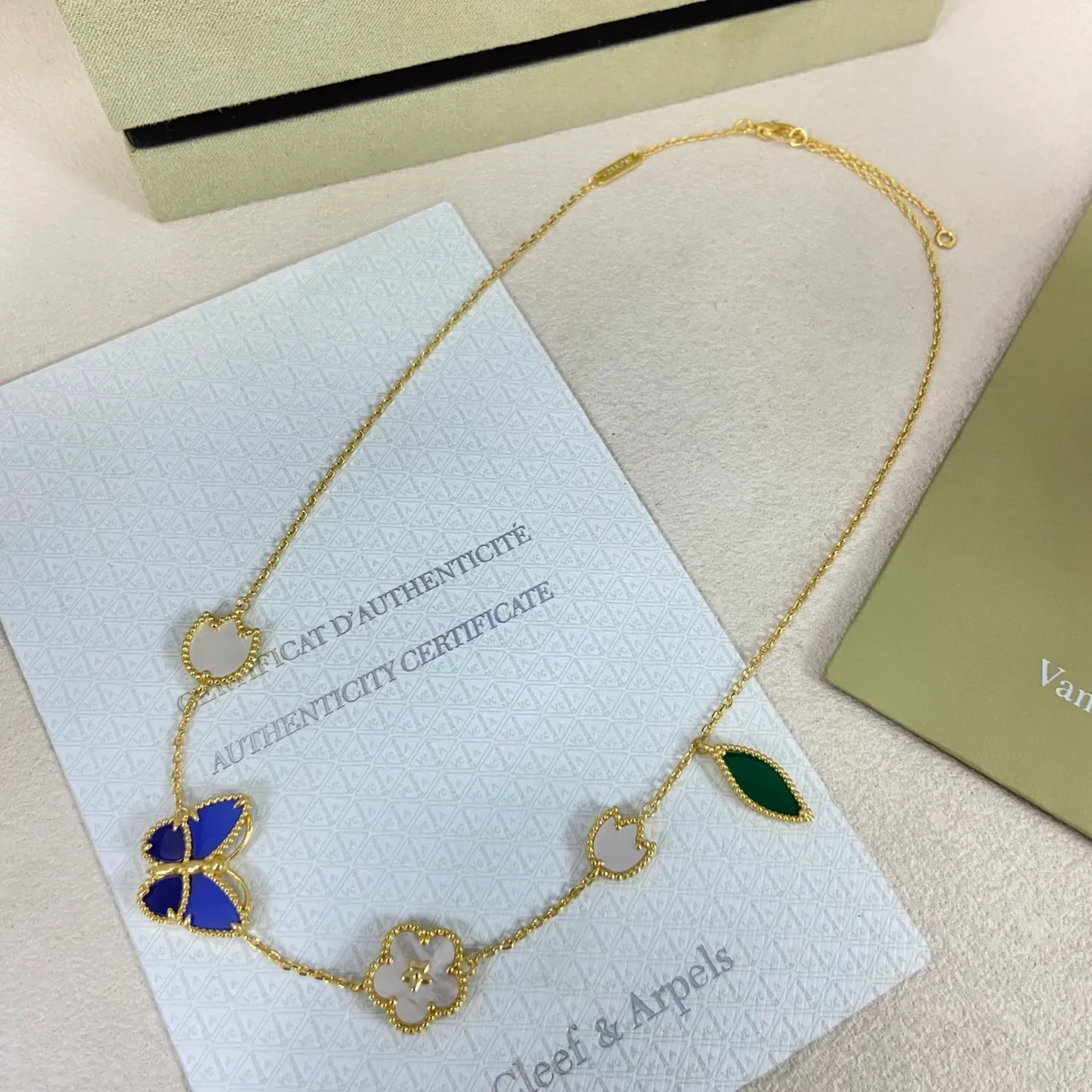 Van Cleef & Arpels Alhambra Colar com corrente de ouro azul esmaltada e incrustações de madrepérola 2