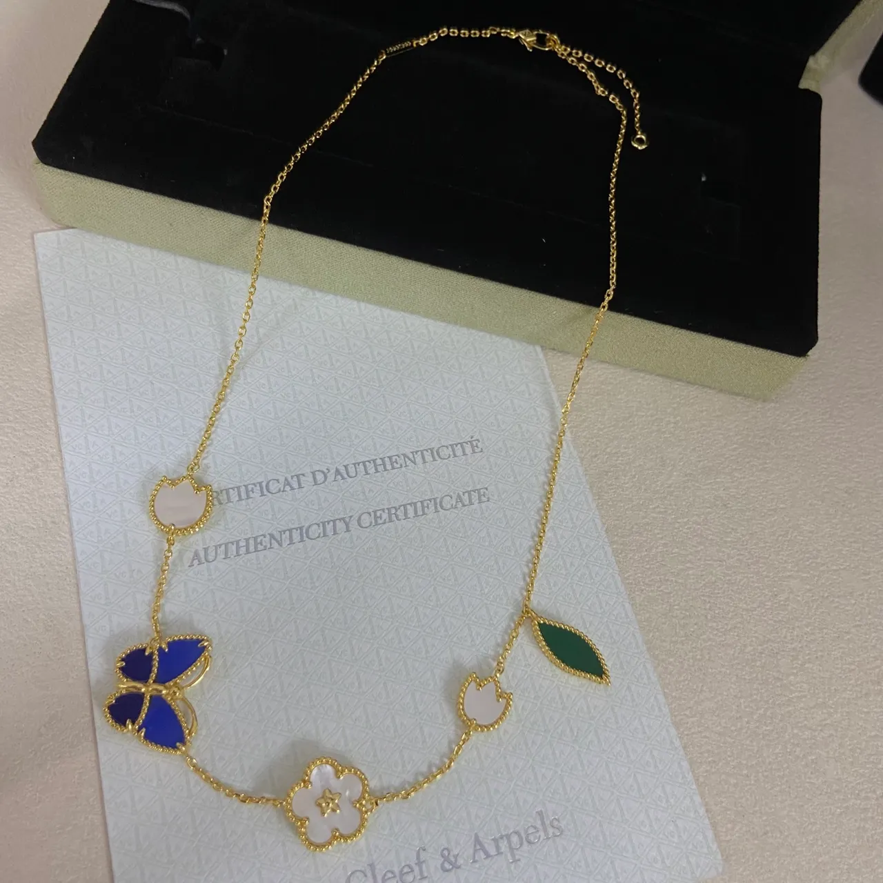 Van Cleef & Arpels Alhambra Colar com corrente de ouro azul esmaltada e incrustações de madrepérola 3