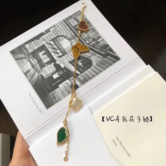 Van Cleef & Arpels Alhambra मल्टी-चार्म गोल्ड-टोन जेमस्टोन ब्रेसलेट 7