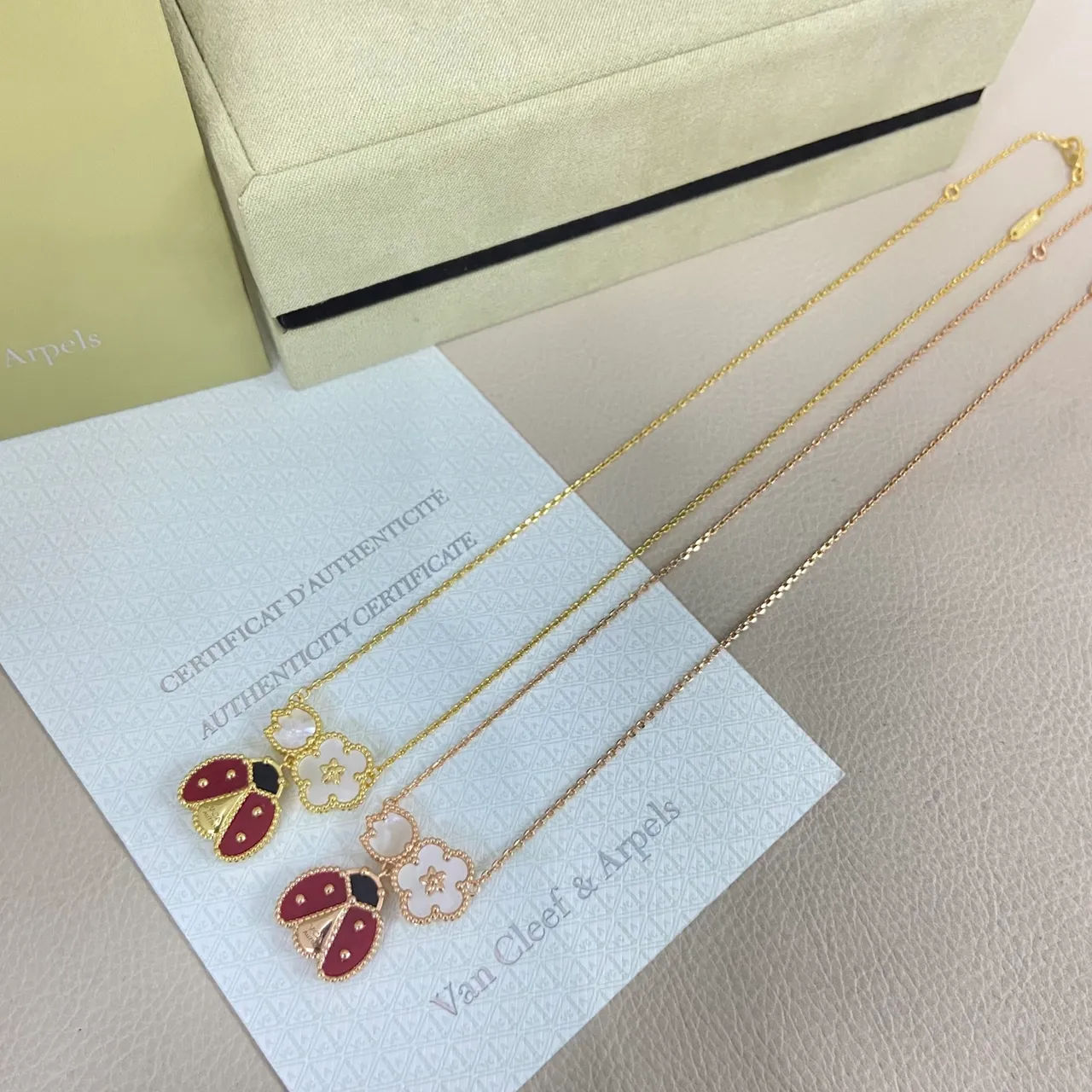 Van Cleef & Arpels Coccinelle et Alhambra Émail rouge et Mère de perle Collier 2