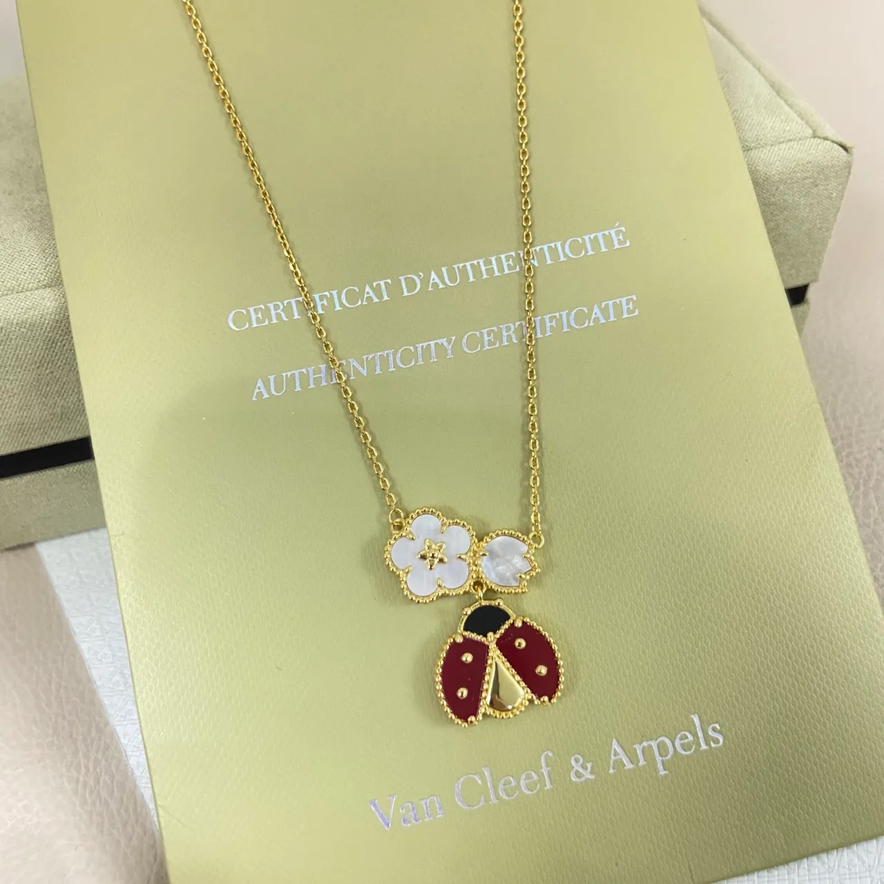 Van Cleef & Arpels Coccinelle et Alhambra Émail rouge et Mère de perle Collier 3
