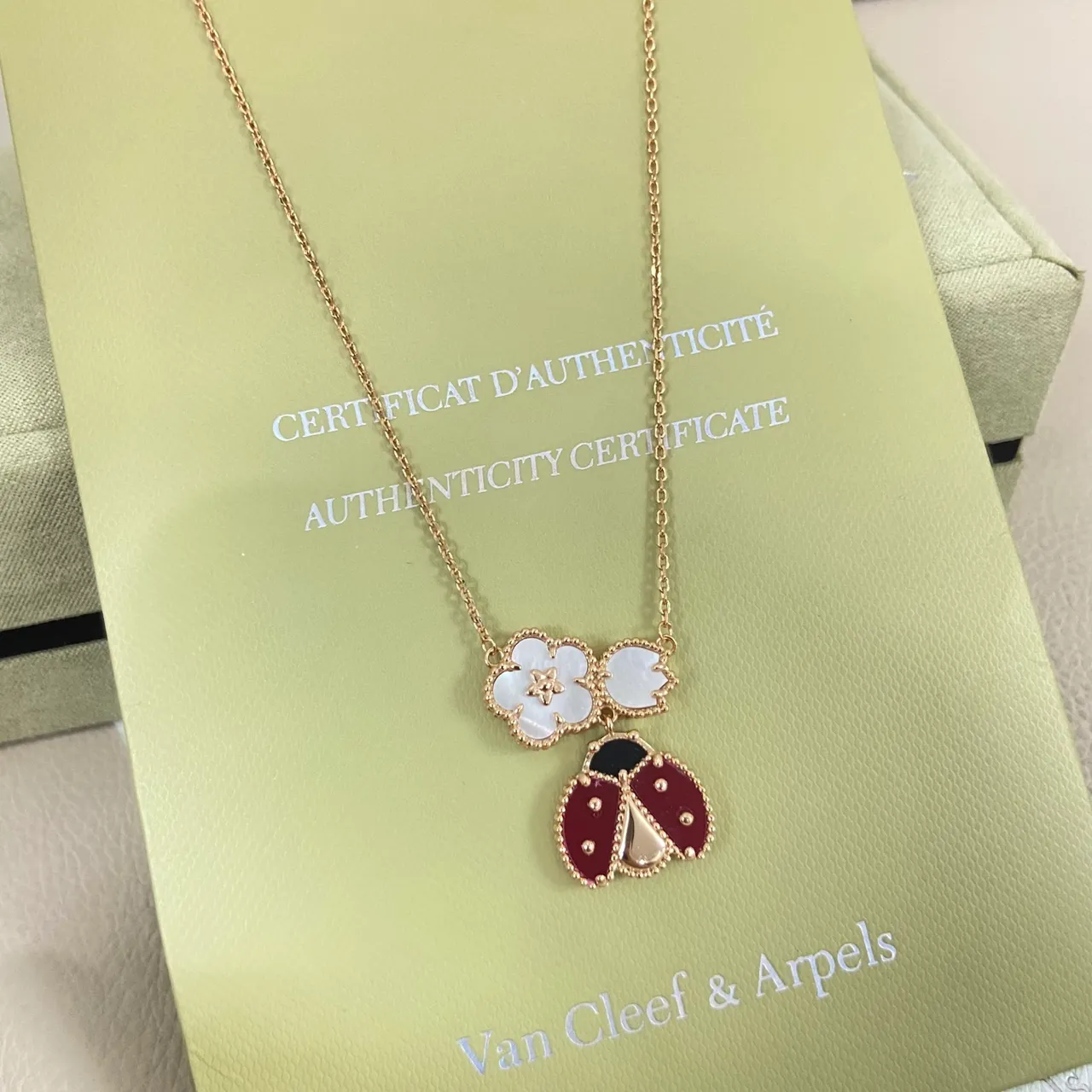 Van Cleef & Arpels Coccinelle et Alhambra Émail rouge et Mère de perle Collier 4