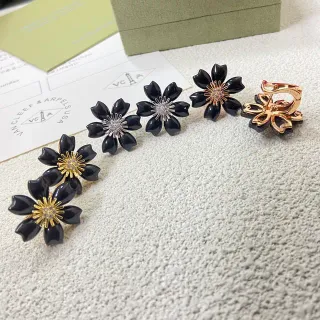 Van Cleef & Arpels 花卉黑色珐琅和镶嵌水晶耳环