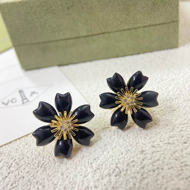 Van Cleef & Arpels ফ্লোরাল ব্ল্যাক এনামেল এবং পাভে ক্রিস্টাল ইয়াররিংস 2