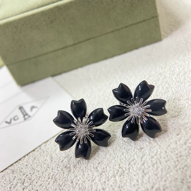 Van Cleef & Arpels ফ্লোরাল ব্ল্যাক এনামেল এবং পাভে ক্রিস্টাল ইয়াররিংস 3