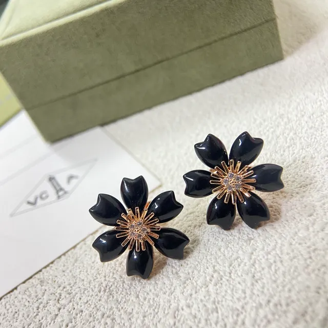 Van Cleef & Arpels ফ্লোরাল ব্ল্যাক এনামেল এবং পাভে ক্রিস্টাল ইয়াররিংস 4