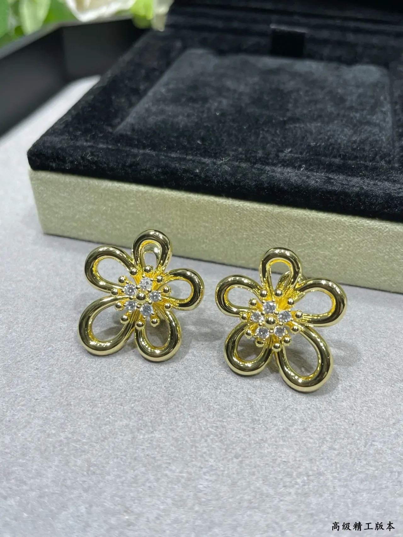 Van Cleef & Arpels أقراط بشكل زهرة مجهزة بكريستال ذهبي اللون 2