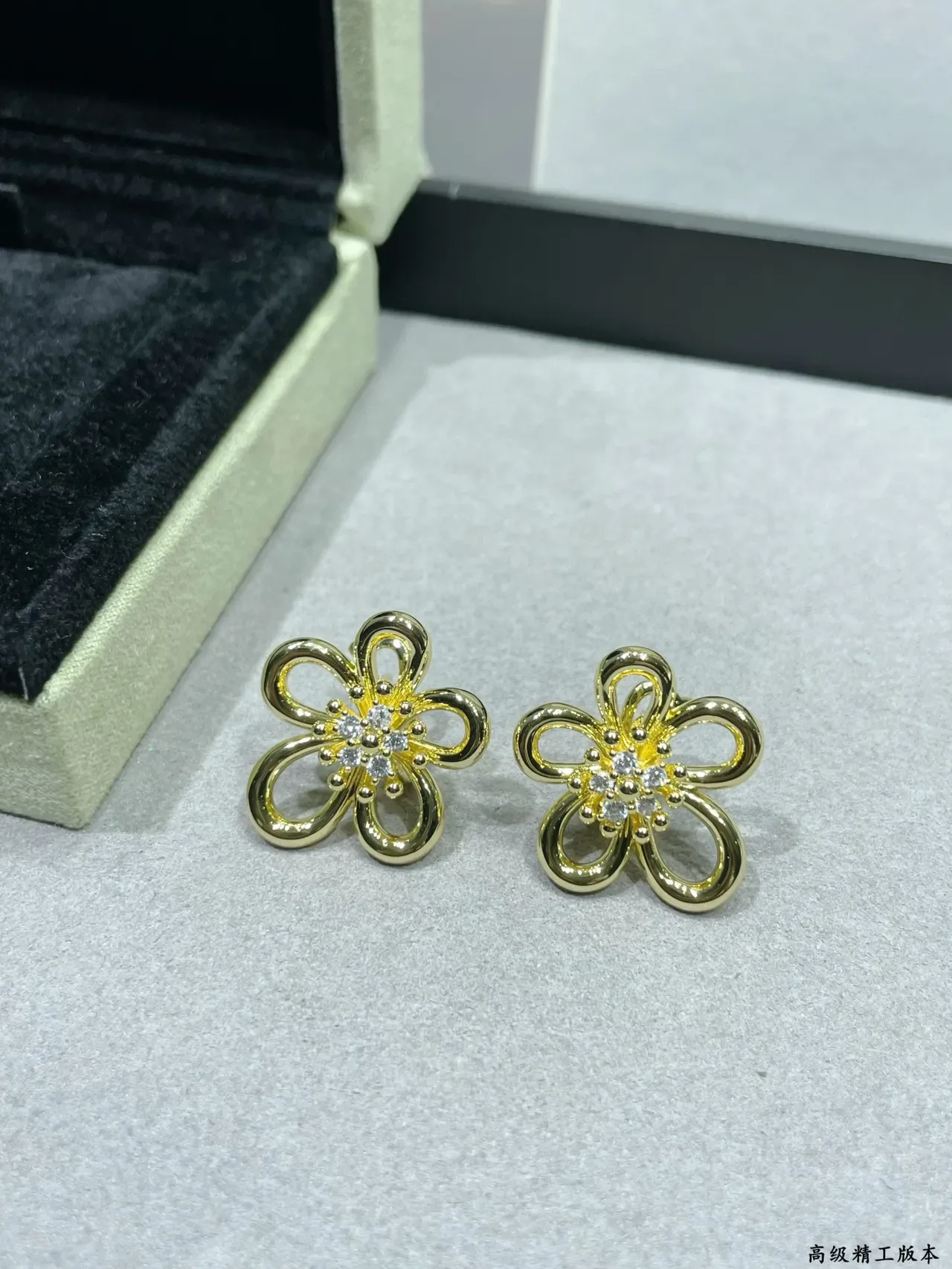 Van Cleef & Arpels أقراط بشكل زهرة مجهزة بكريستال ذهبي اللون 3