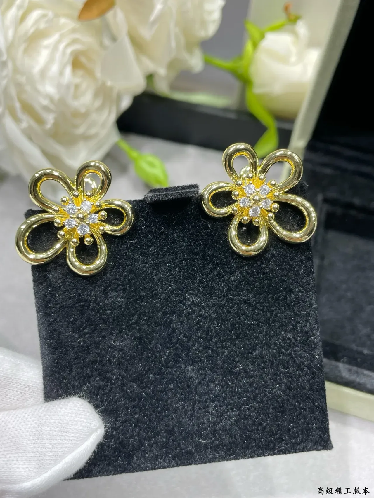 Van Cleef & Arpels أقراط بشكل زهرة مجهزة بكريستال ذهبي اللون 5