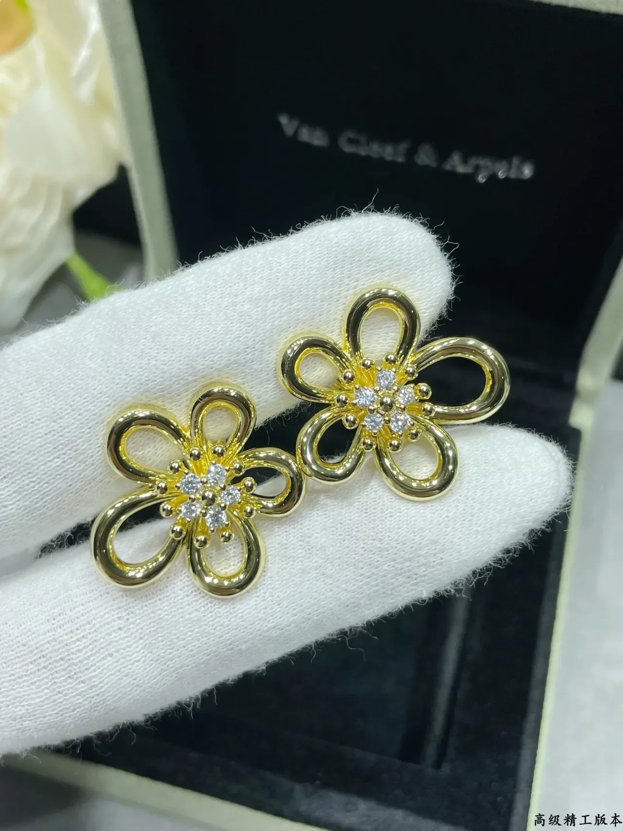 Van Cleef & Arpels أقراط بشكل زهرة مجهزة بكريستال ذهبي اللون 6
