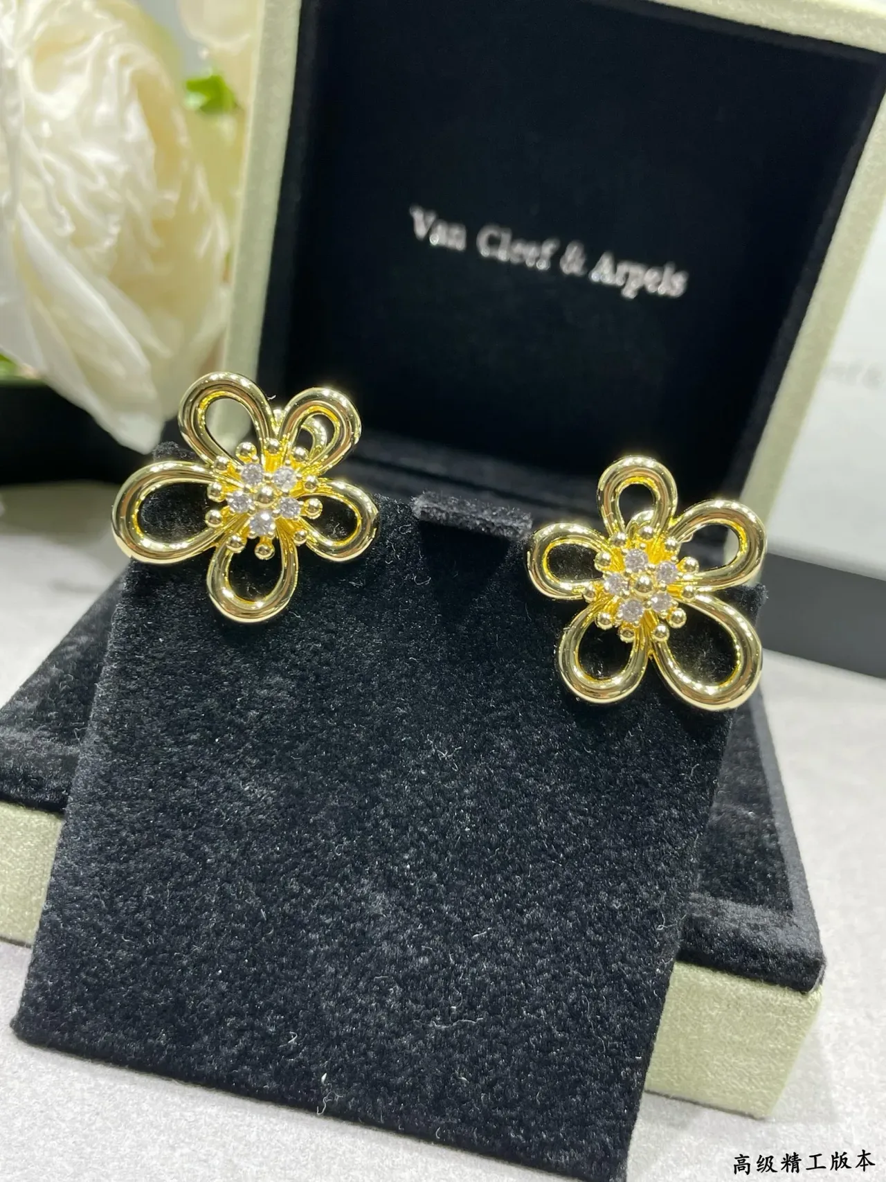 Van Cleef & Arpels أقراط بشكل زهرة مجهزة بكريستال ذهبي اللون 7