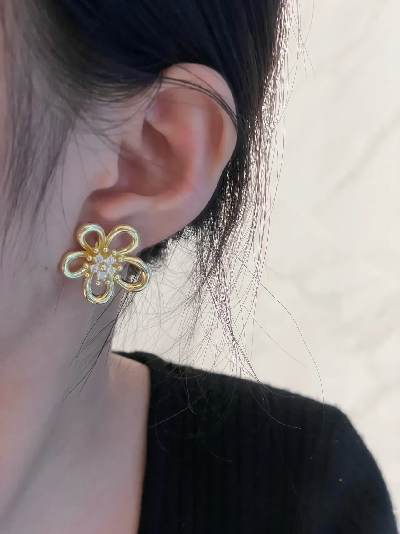 Van Cleef & Arpels أقراط بشكل زهرة مجهزة بكريستال ذهبي اللون 8