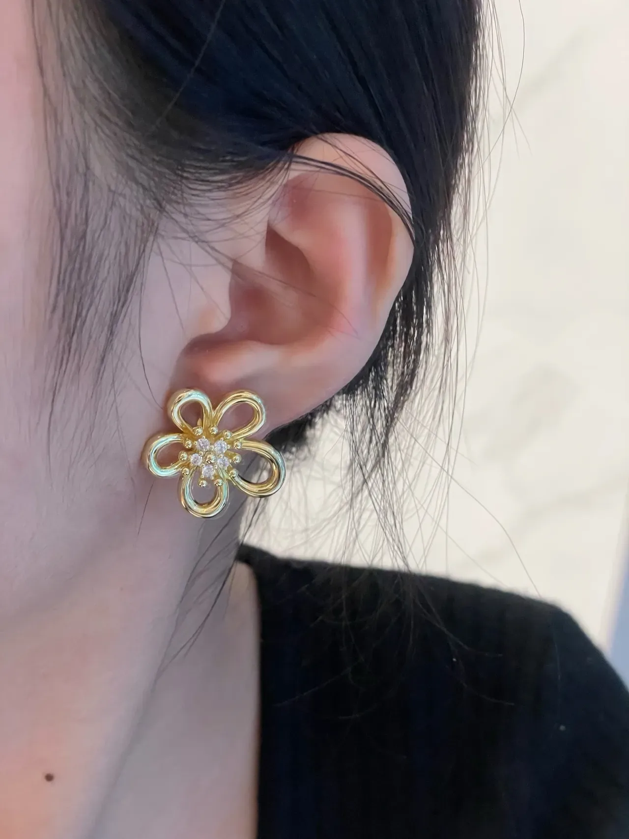 Van Cleef & Arpels أقراط بشكل زهرة مجهزة بكريستال ذهبي اللون 9