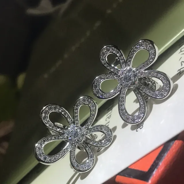 Van Cleef & Arpels फूल आकार के पेव सोने की ईयरिंग्स 2