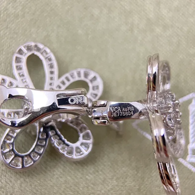 Van Cleef & Arpels फूल आकार के पेव सोने की ईयरिंग्स 3