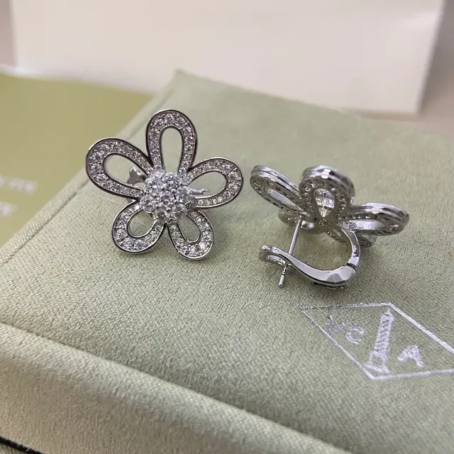 Van Cleef & Arpels फूल आकार के पेव सोने की ईयरिंग्स 4