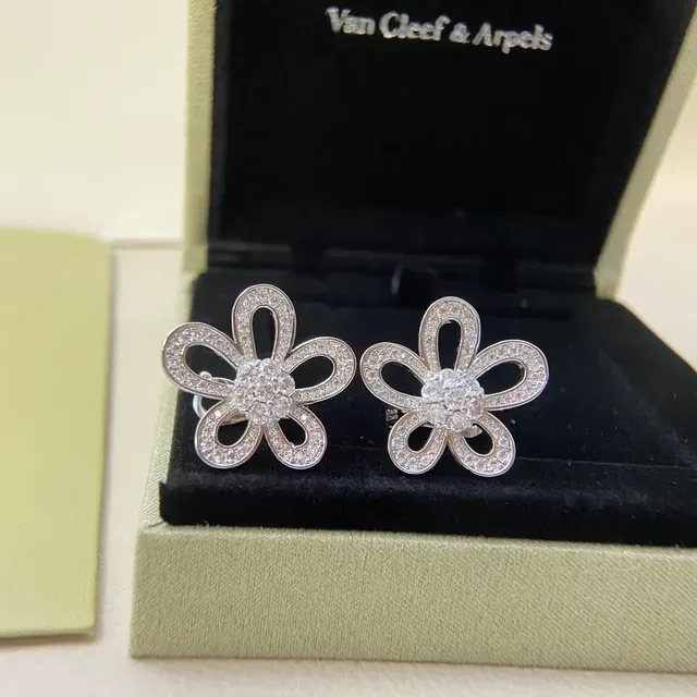 Van Cleef & Arpels फूल आकार के पेव सोने की ईयरिंग्स 5