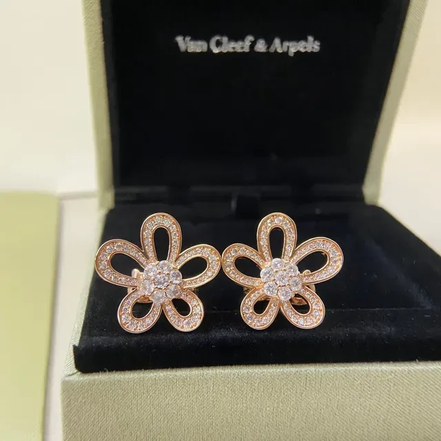 Van Cleef & Arpels फूल आकार के पेव सोने की ईयरिंग्स 6
