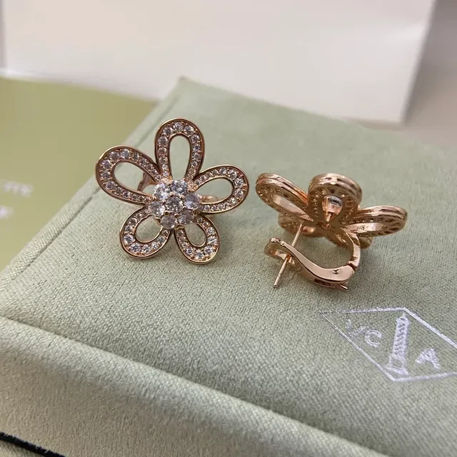 Van Cleef & Arpels फूल आकार के पेव सोने की ईयरिंग्स 7